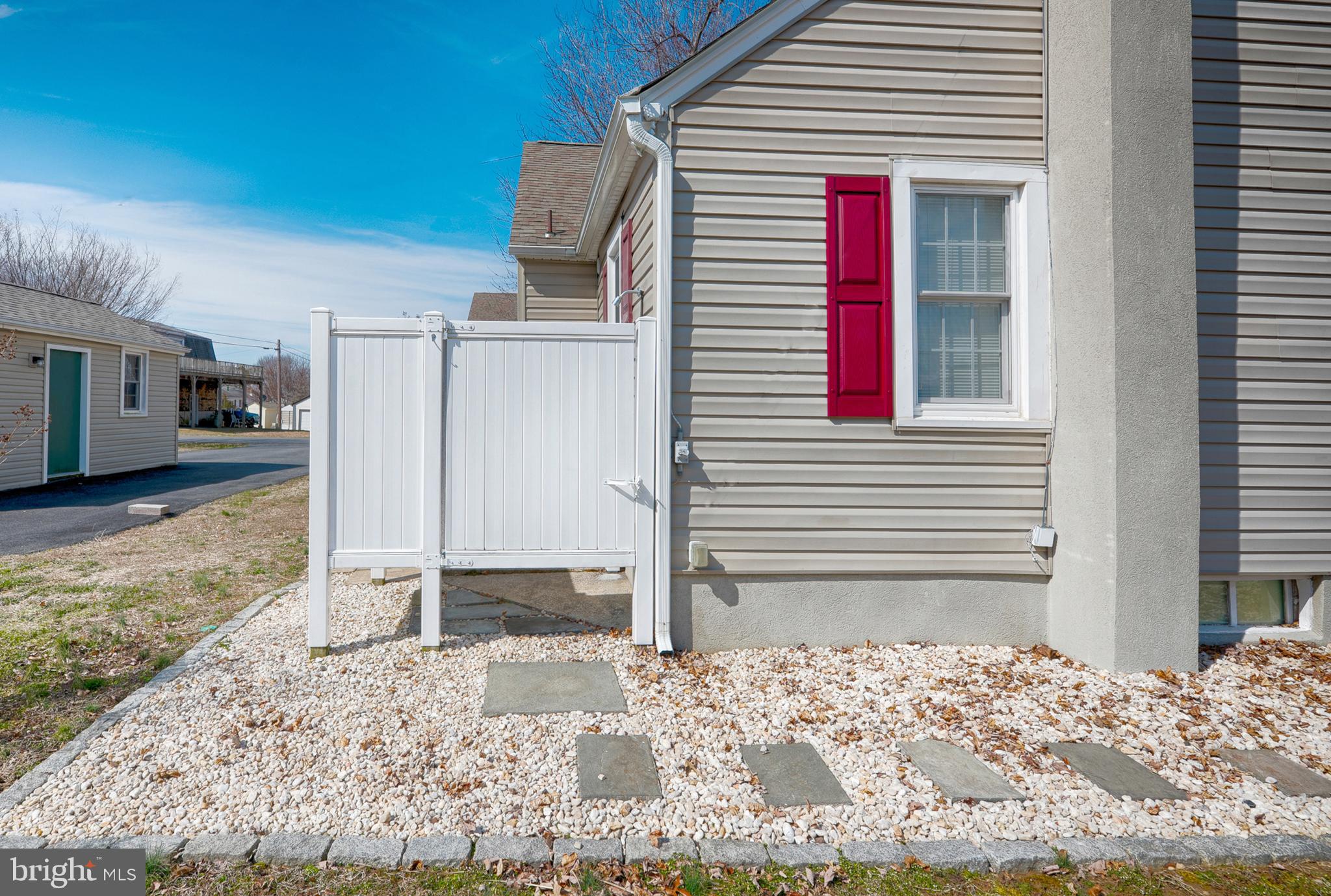 19 High Road Earleville, MD 21919 - Photo 4 of 22 Outside shower!