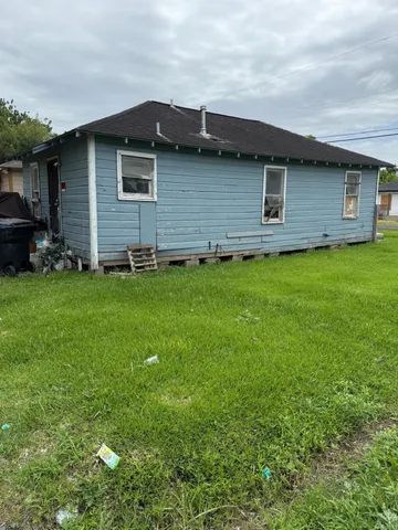 a view of a backyard of the house