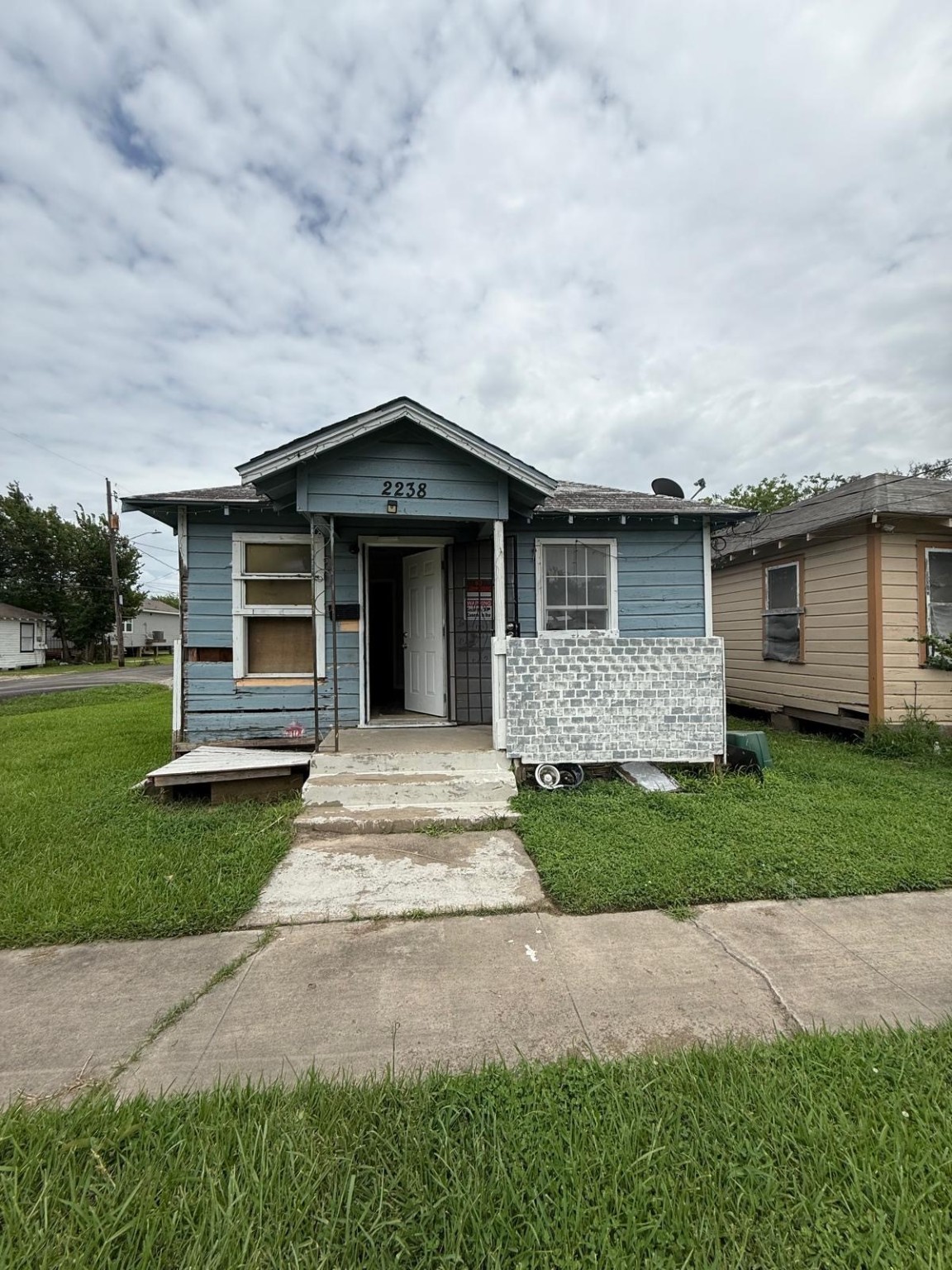 2238 Hutton Street Houston, TX 77026 - Photo 4 of 10 a front view of a house with a garden
