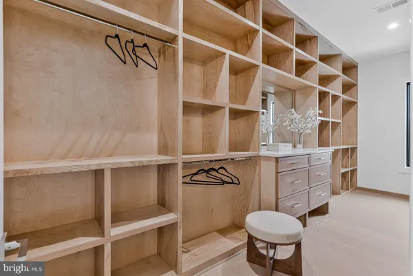 a view of a house with backyard and garden