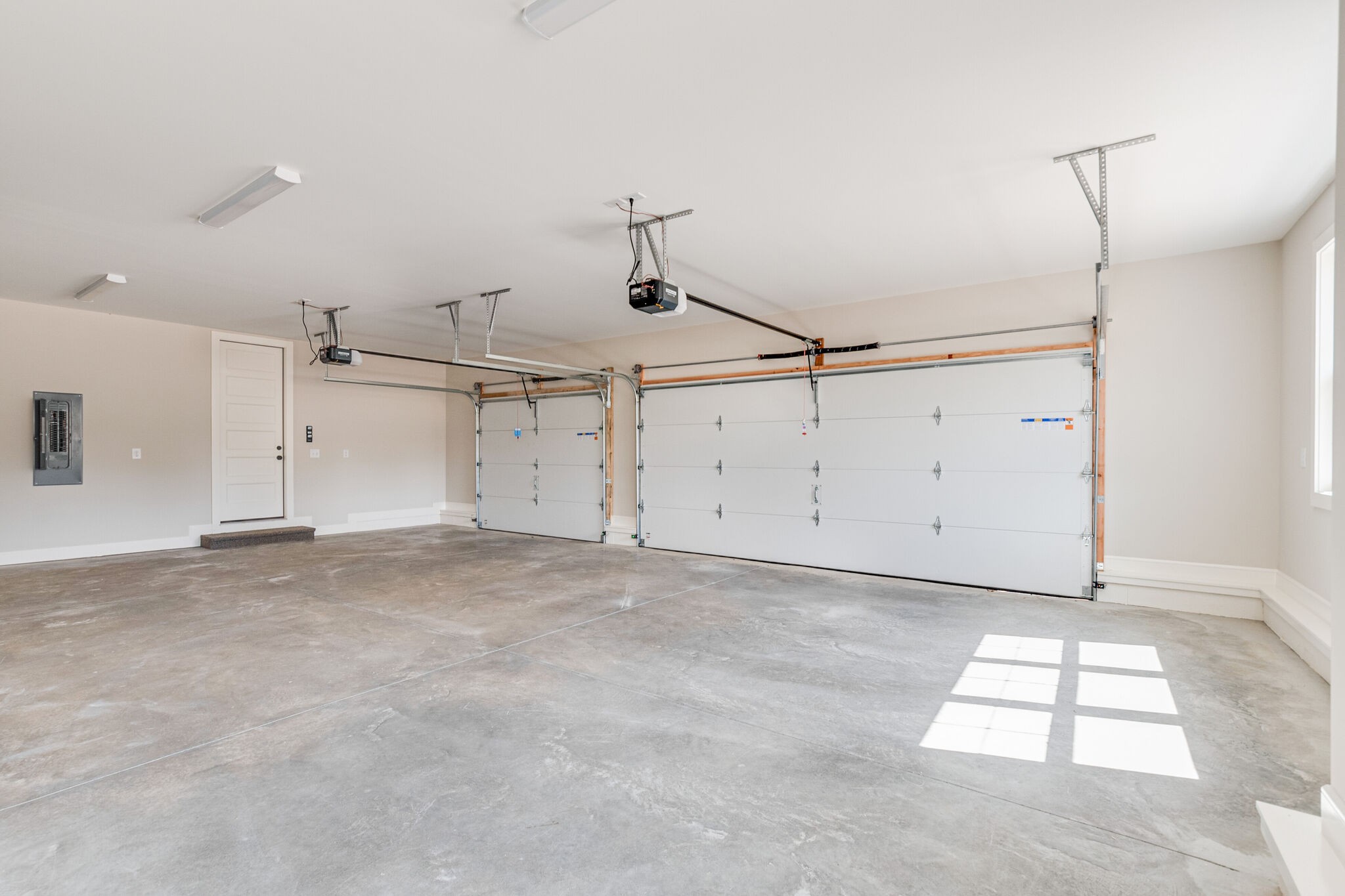 1497 Phillips Road Lebanon, TN 37087 - Photo 38 of 43 a view of a garage