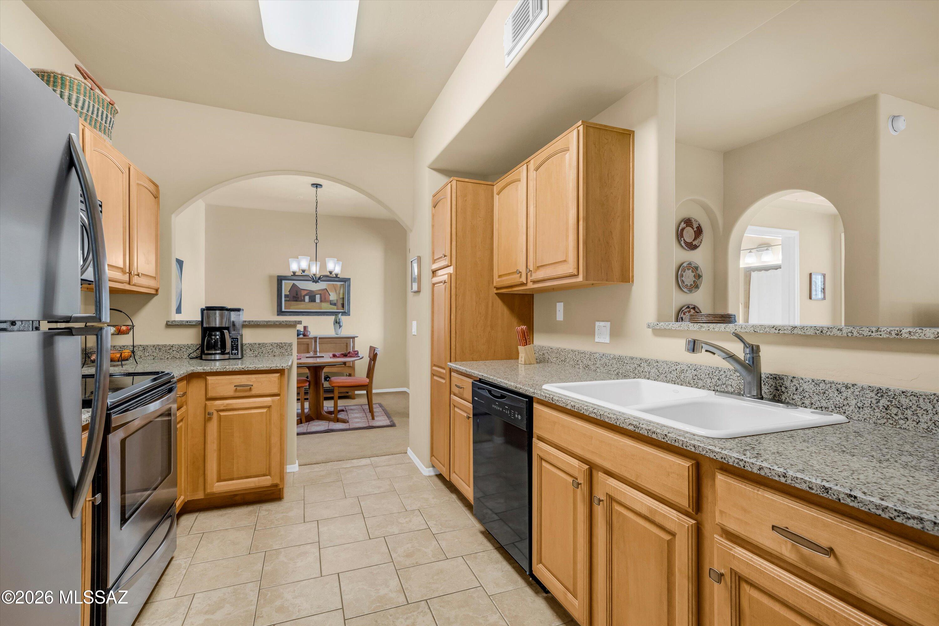 2550 East River Road, Unit 11205 Tucson, AZ 85718 - Photo 14 of 30 Kitchen