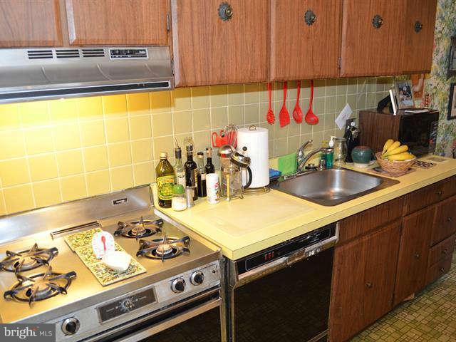 2203 Greenery Lane, Unit 10110 Silver Spring, MD 20906 - Photo 9 of 14 Kitchen