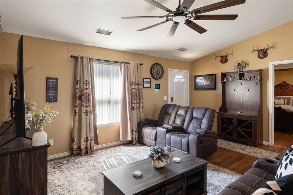 924 Guam Street Tool, TX 75143 - Photo 7 of 29 a living room with furniture
