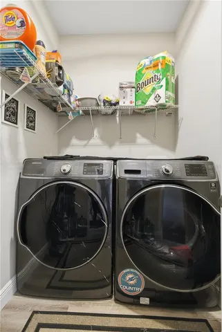 a view of an entryway with a area