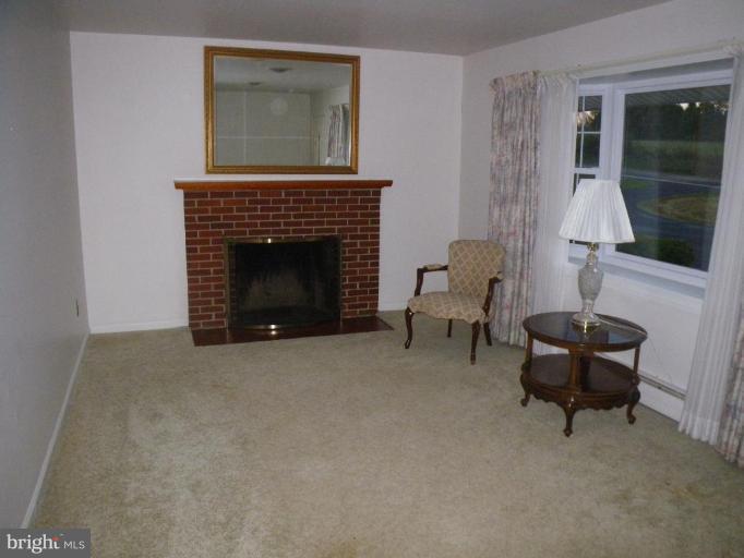 12110 Fingerboard Road Monrovia, MD 21770 - Photo 4 of 7 Living Room