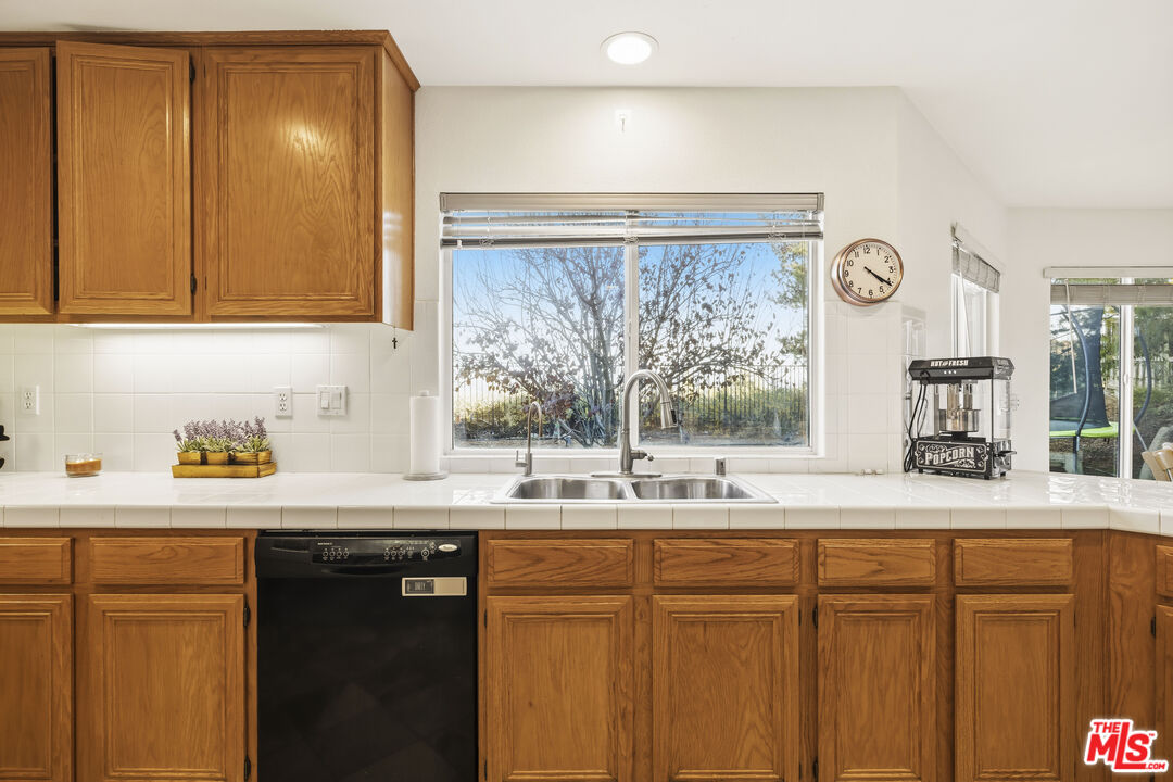 32610 Ridge Top Lane Castaic, CA 91384 - Photo 12 of 50