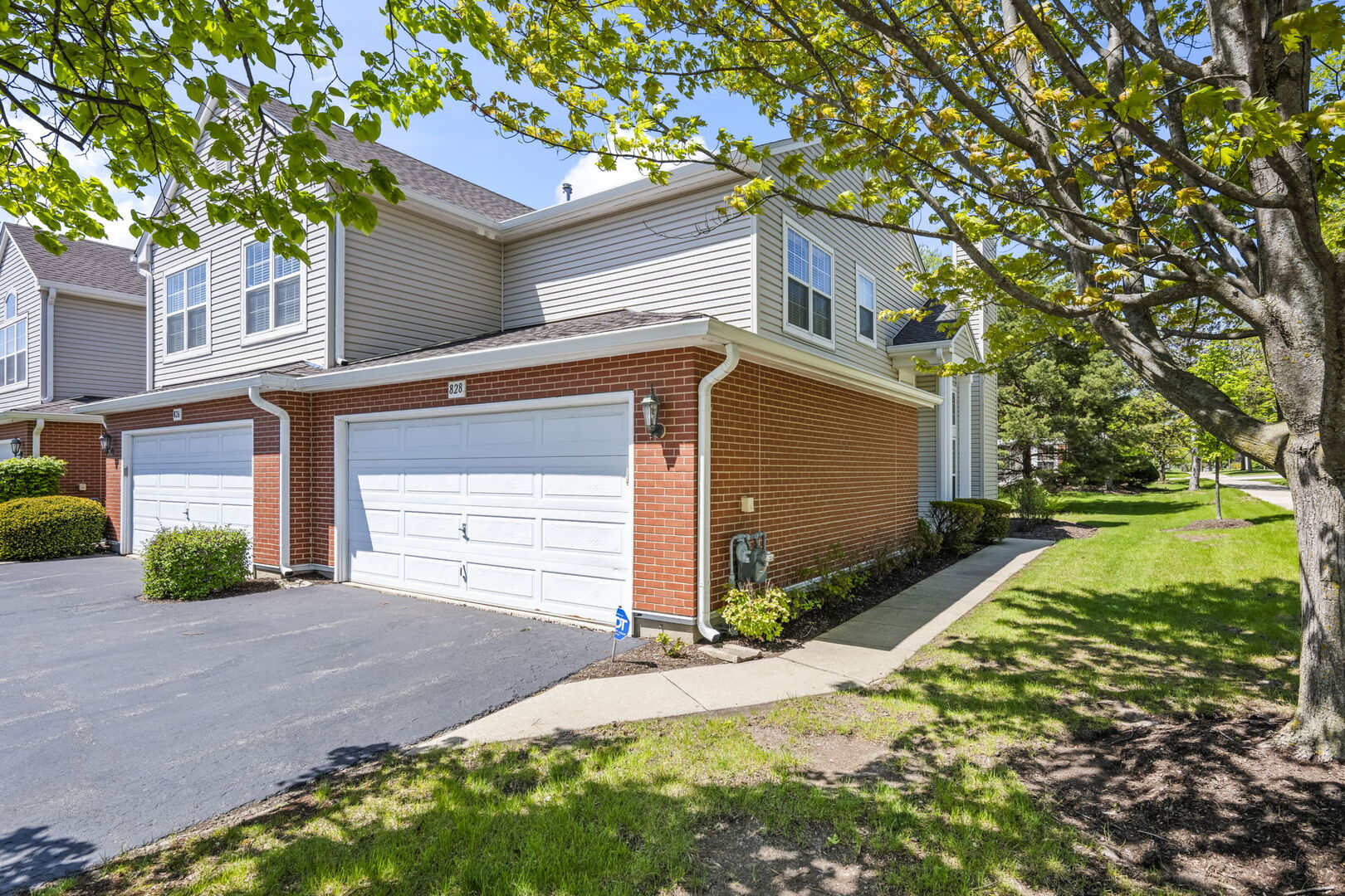 828 Old Checker Road Buffalo Grove, IL 60089 - Photo 1 of 19