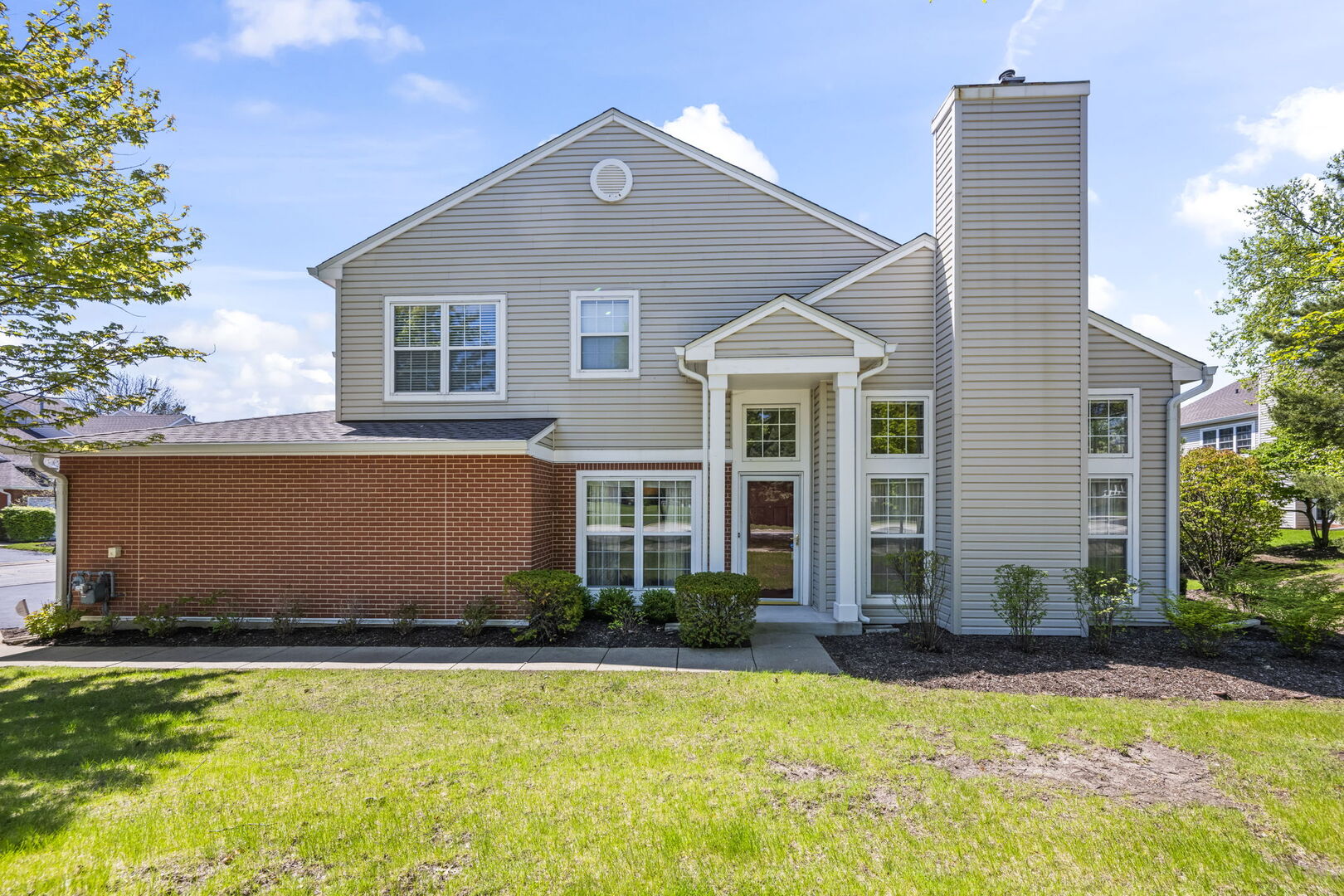 828 Old Checker Road Buffalo Grove, IL 60089 - Photo 2 of 19