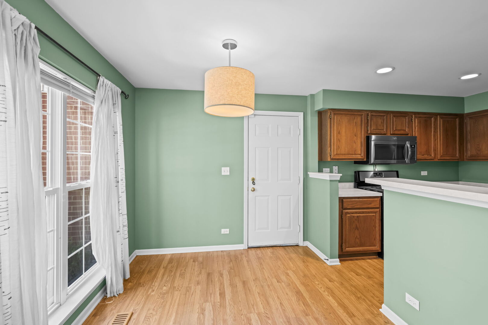 828 Old Checker Road Buffalo Grove, IL 60089 - Photo 7 of 19