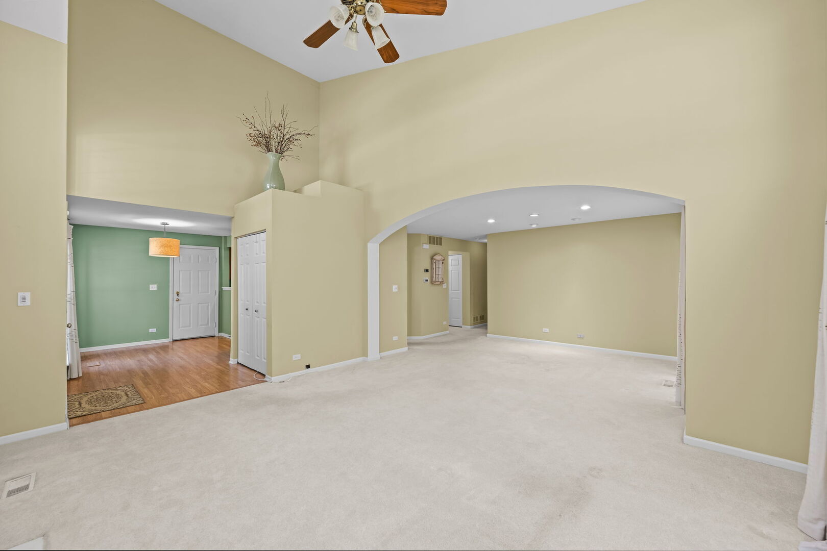 828 Old Checker Road Buffalo Grove, IL 60089 - Photo 9 of 19