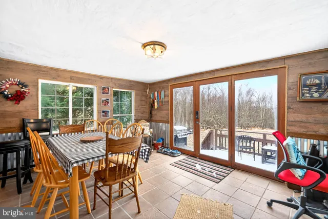 a view of back yard of the house