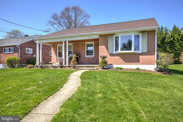 $325,000 | 210 South 8th Street, Akron, PA 17501