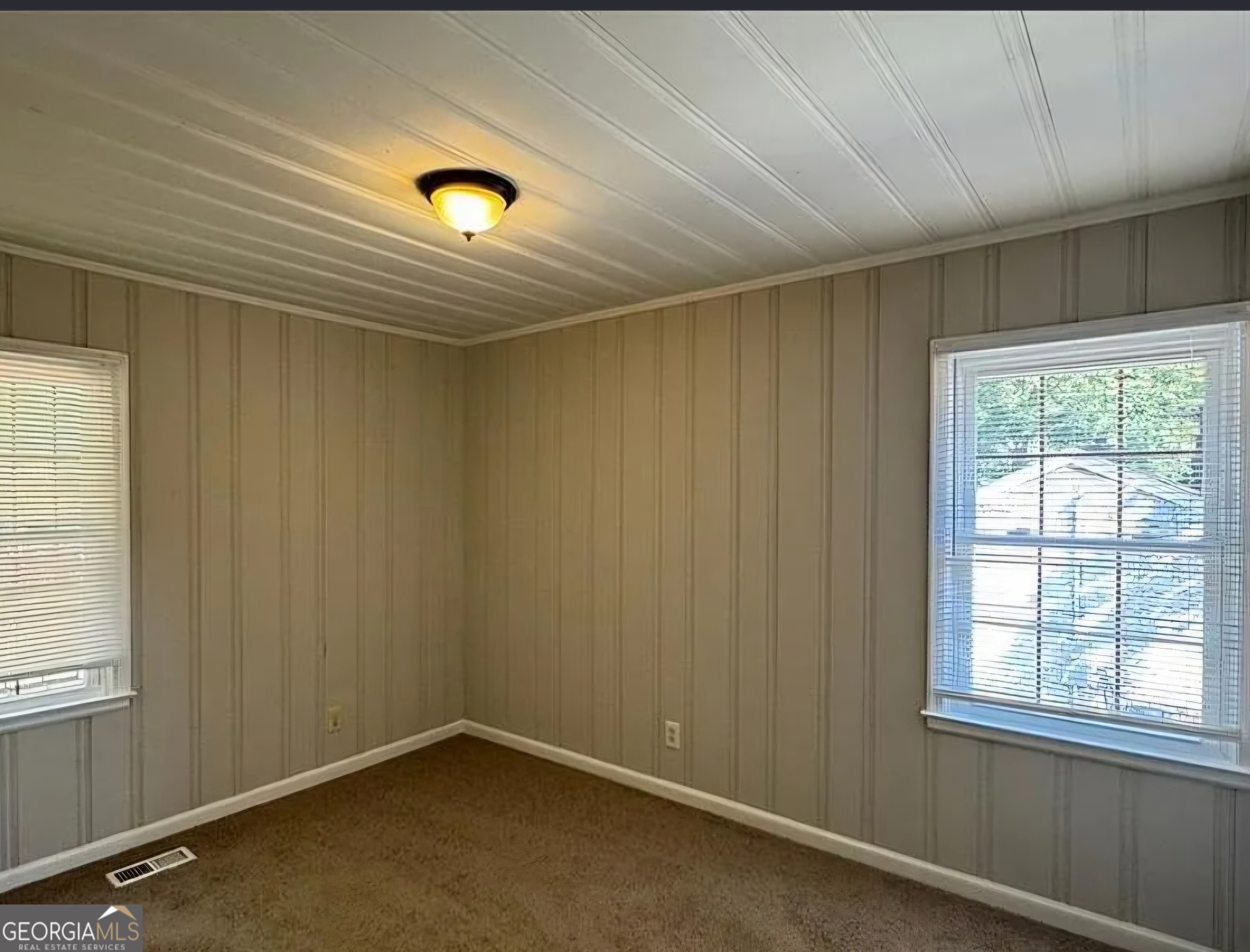 1589 Pinehurst Drive Southwest Atlanta, GA 30311 - Photo 7 of 10 an empty room with a window