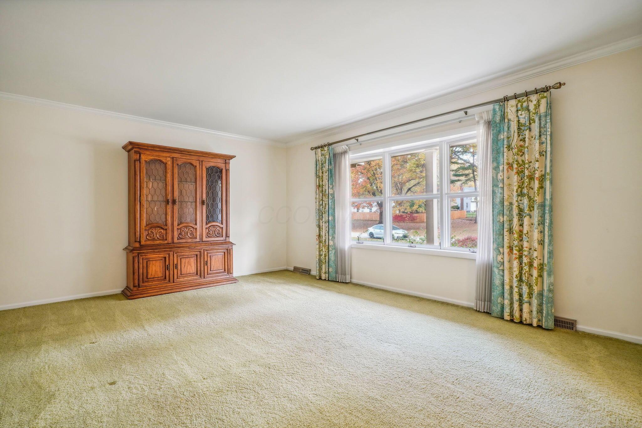 929 Old Farm Road Columbus, OH 43213 - Photo 3 of 20 Living Room