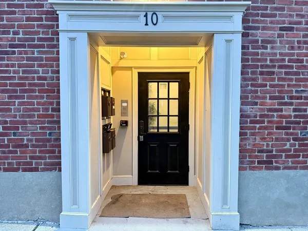 $2,500 | 10 Leyden Street, Unit 3, Plymouth, MA 02360