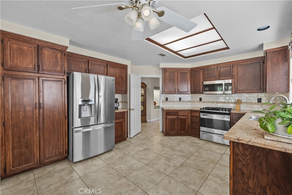 19346 Santa Maria Drive Newhall, CA 91321 - Photo 13 of 43