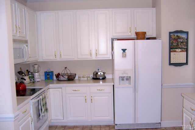 Family size kitchen with breakfast bar!