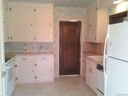 125 Cambridge Boulevard Pleasant Ridge, MI 48069 - Photo 2 of 13 Kitchen