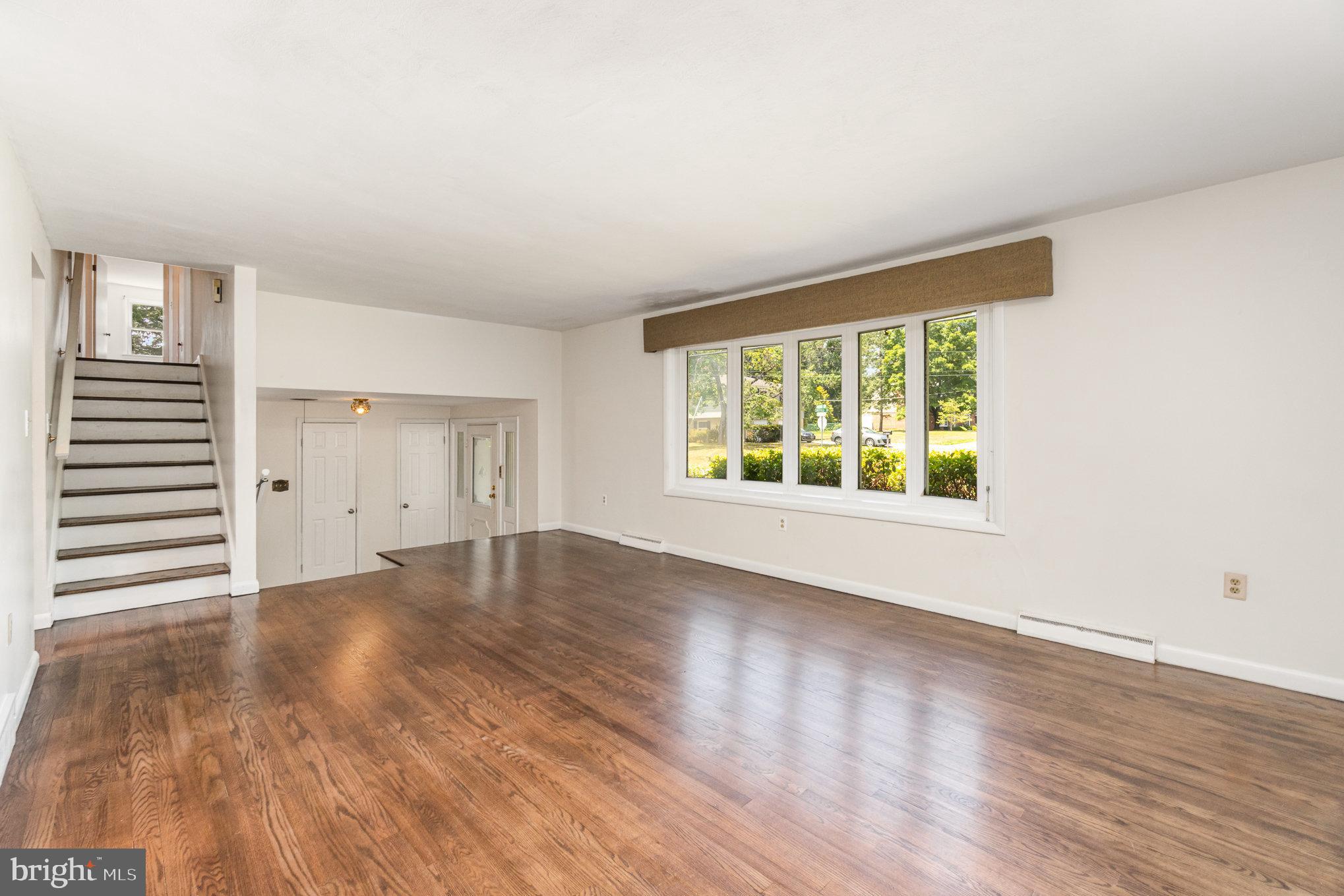 1501 Pelham Road Harrisburg, PA 17110 - Photo 11 of 34 Living Room