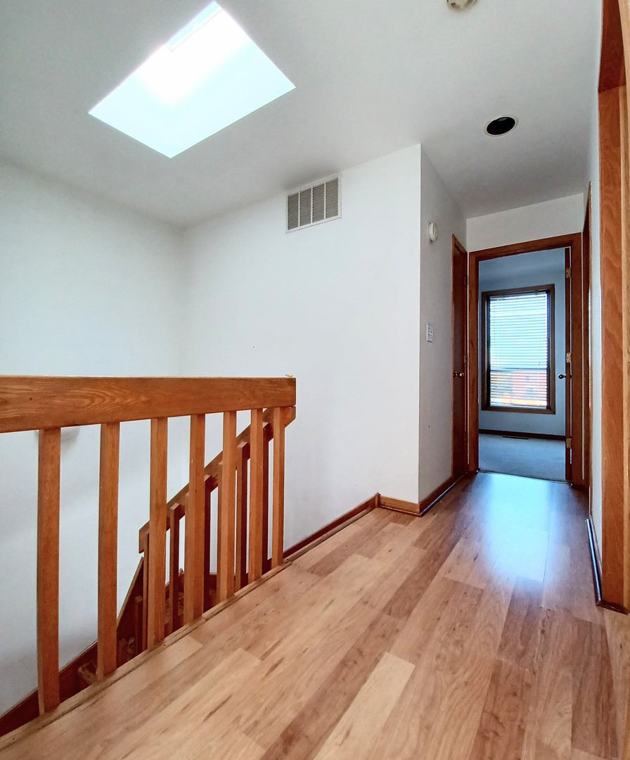 727 South Ashland Avenue, Unit D Chicago, IL 60607 - Photo 14 of 32 wooden floor in a hall with an entryway