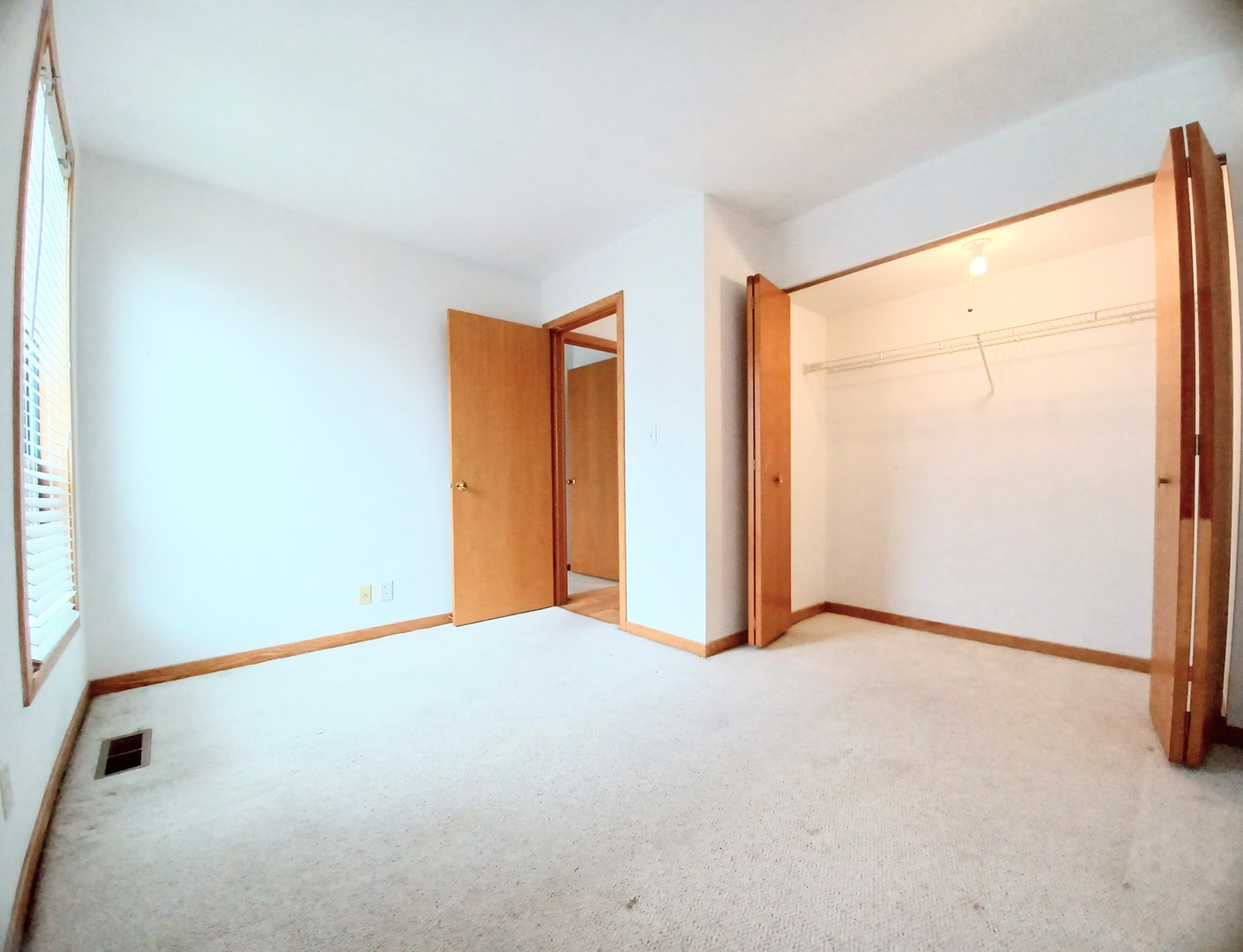 727 South Ashland Avenue, Unit D Chicago, IL 60607 - Photo 21 of 32 a view of an empty room with a window