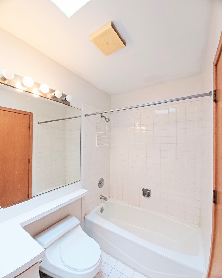 727 South Ashland Avenue, Unit D Chicago, IL 60607 - Photo 24 of 32 a bathroom with a toilet and a bathtub