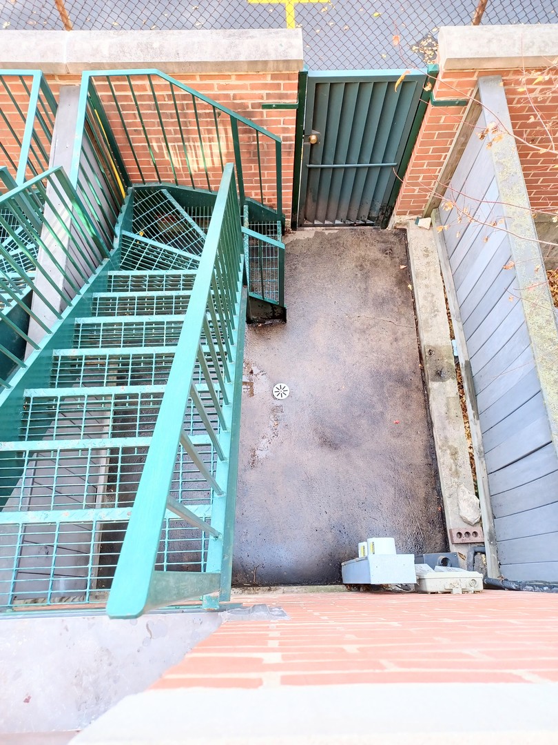 727 South Ashland Avenue, Unit D Chicago, IL 60607 - Photo 29 of 32 a view of outdoor space and deck