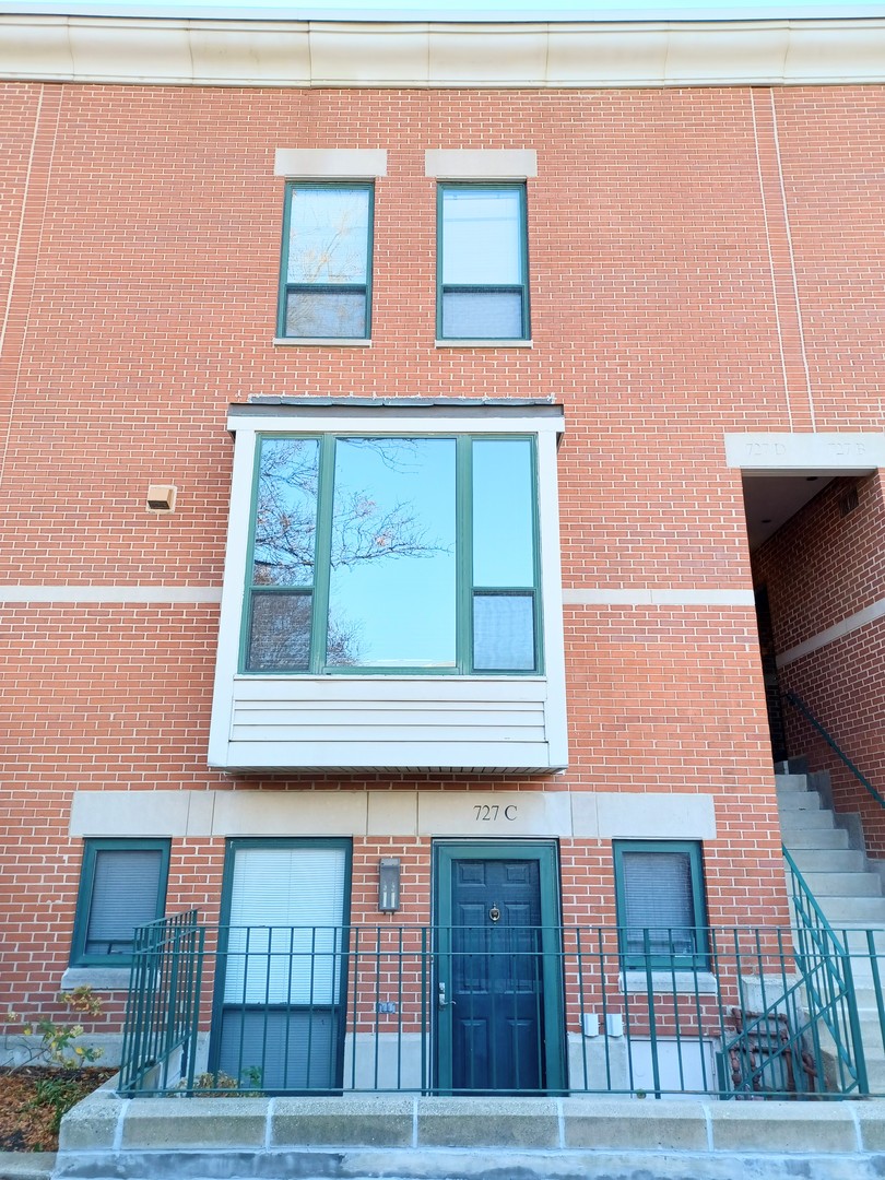 727 South Ashland Avenue, Unit D Chicago, IL 60607 - Photo 4 of 32 a front view of a house
