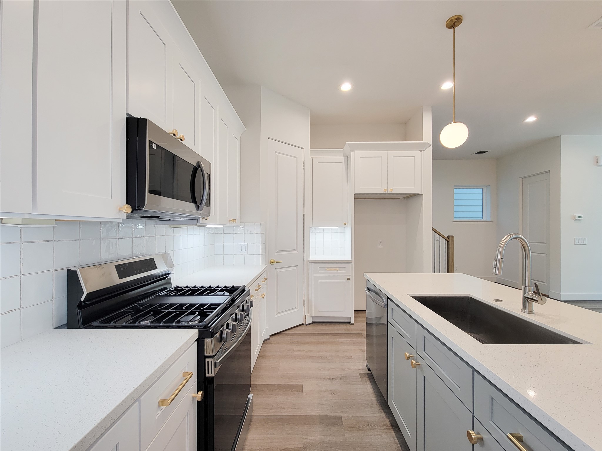 7705 Earl Rudder Way Houston, TX 77055 - Photo 30 of 39 a kitchen that has a sink and a stove in it