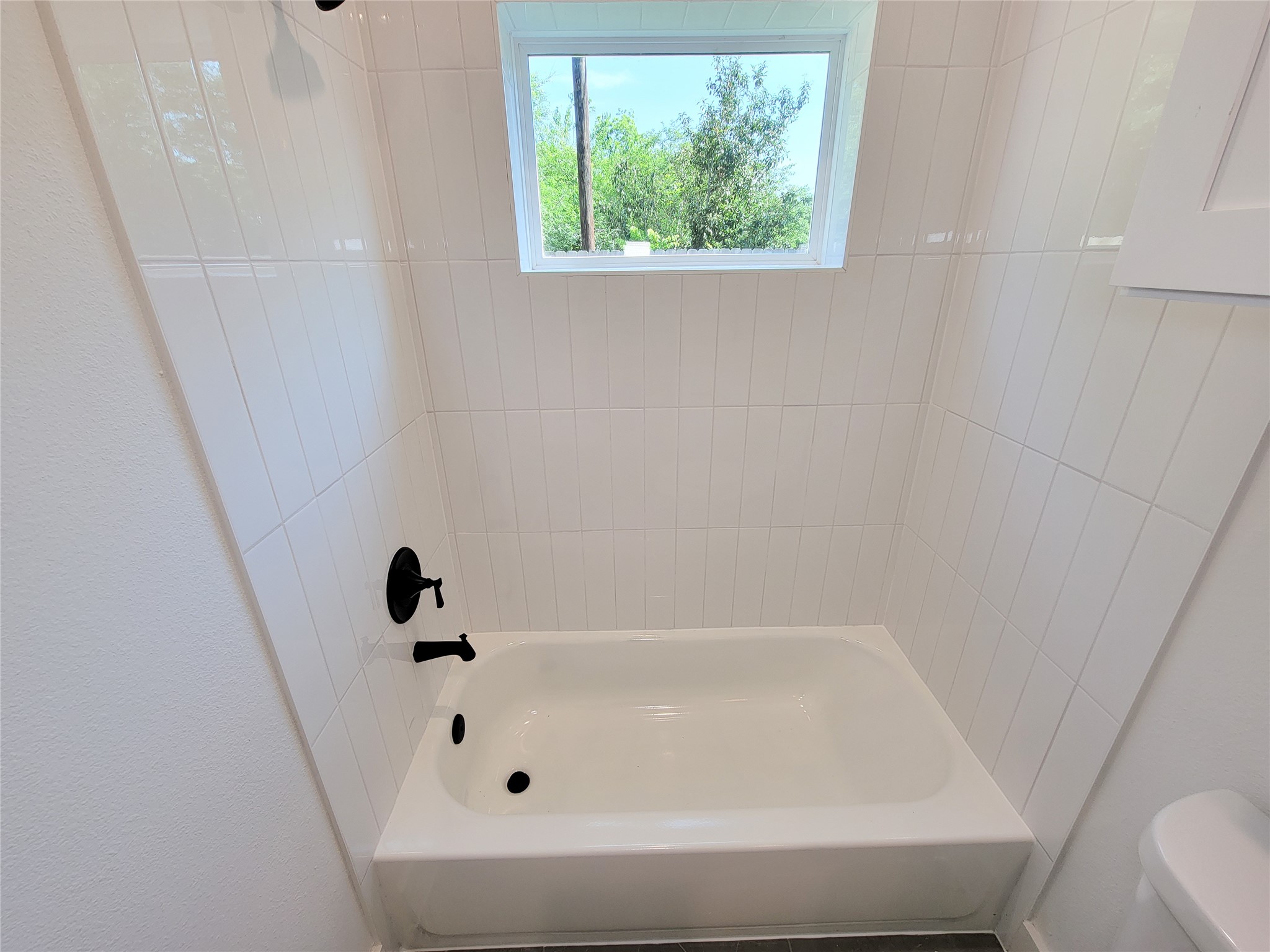 7705 Earl Rudder Way Houston, TX 77055 - Photo 33 of 39 a bathroom with a bathtub