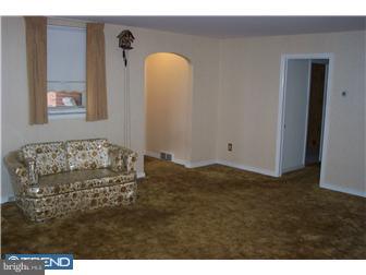 959 Rocklynn Road Springfield, PA 19064 - Photo 6 of 12 Living Room