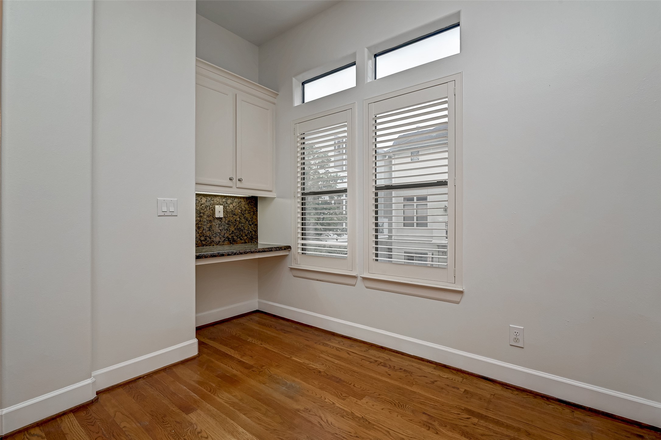 5410 Rose Street Houston, TX 77007 - Photo 20 of 41 an empty room with wooden floor and windows