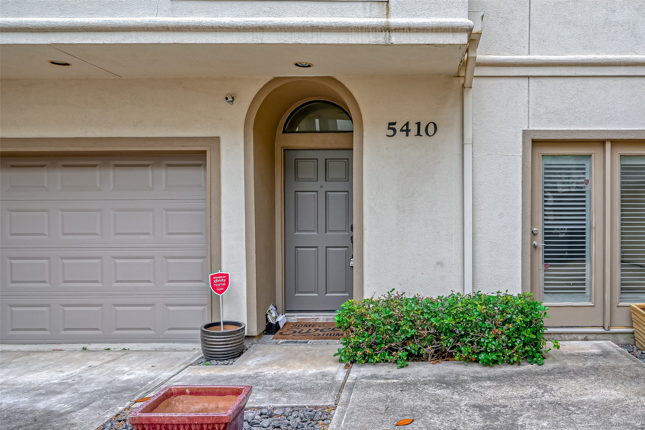 5410 Rose Street Houston, TX 77007 - Photo 3 of 41 a front view of a house with entryway