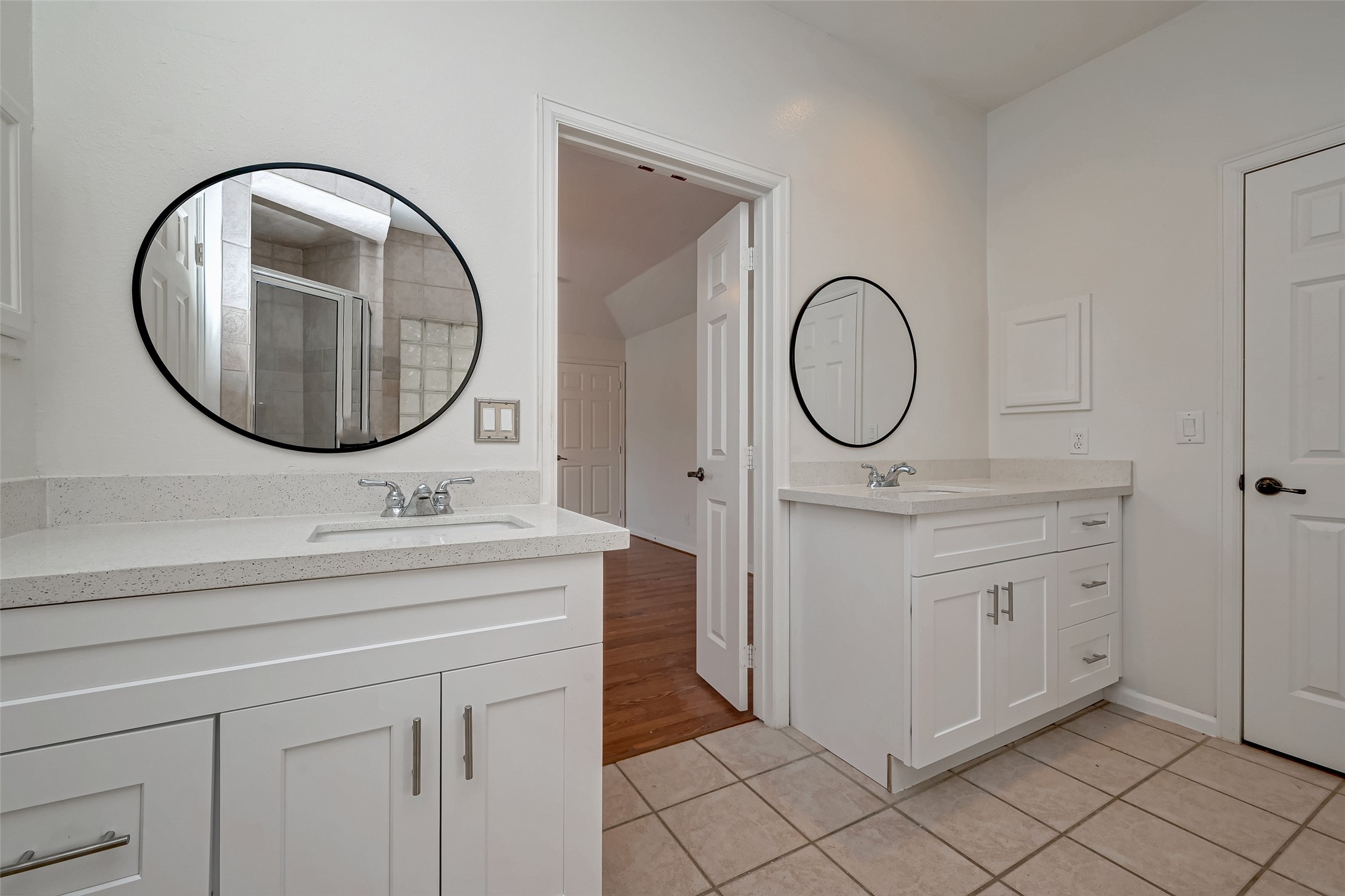 5410 Rose Street Houston, TX 77007 - Photo 32 of 41 a bathroom with a sink and a mirror