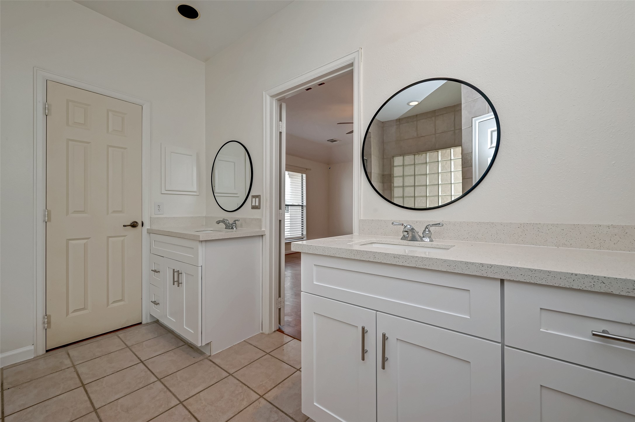 5410 Rose Street Houston, TX 77007 - Photo 33 of 41 a bathroom with a sink and a mirror