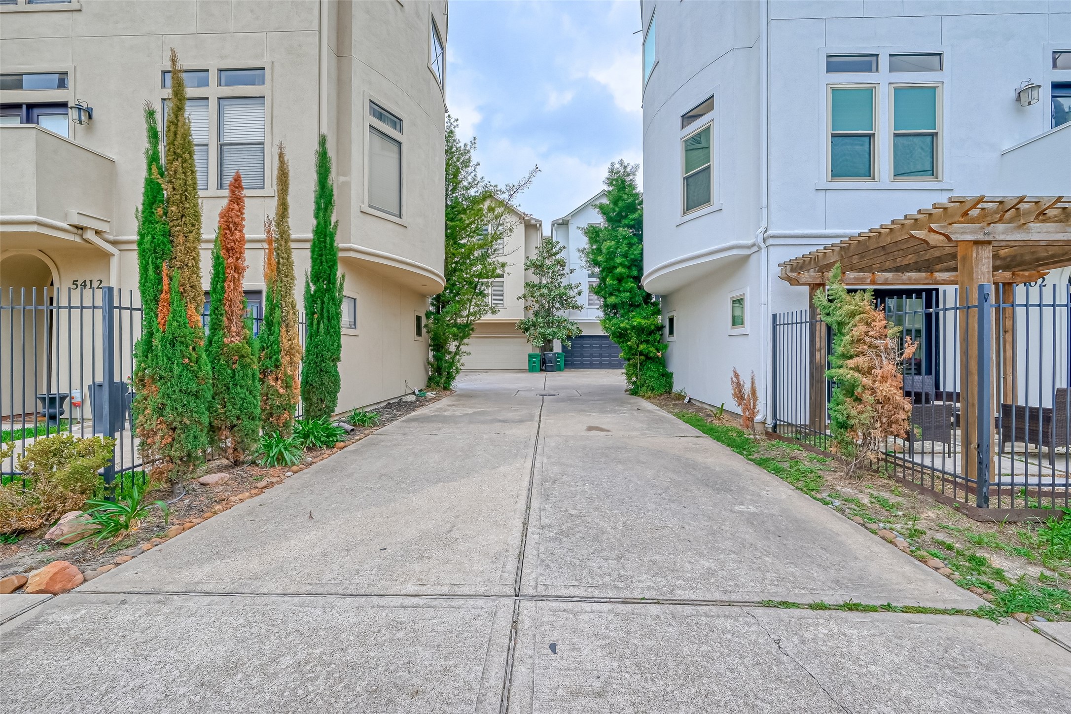 5410 Rose Street Houston, TX 77007 - Photo 41 of 41 a view of a street with a building in the background