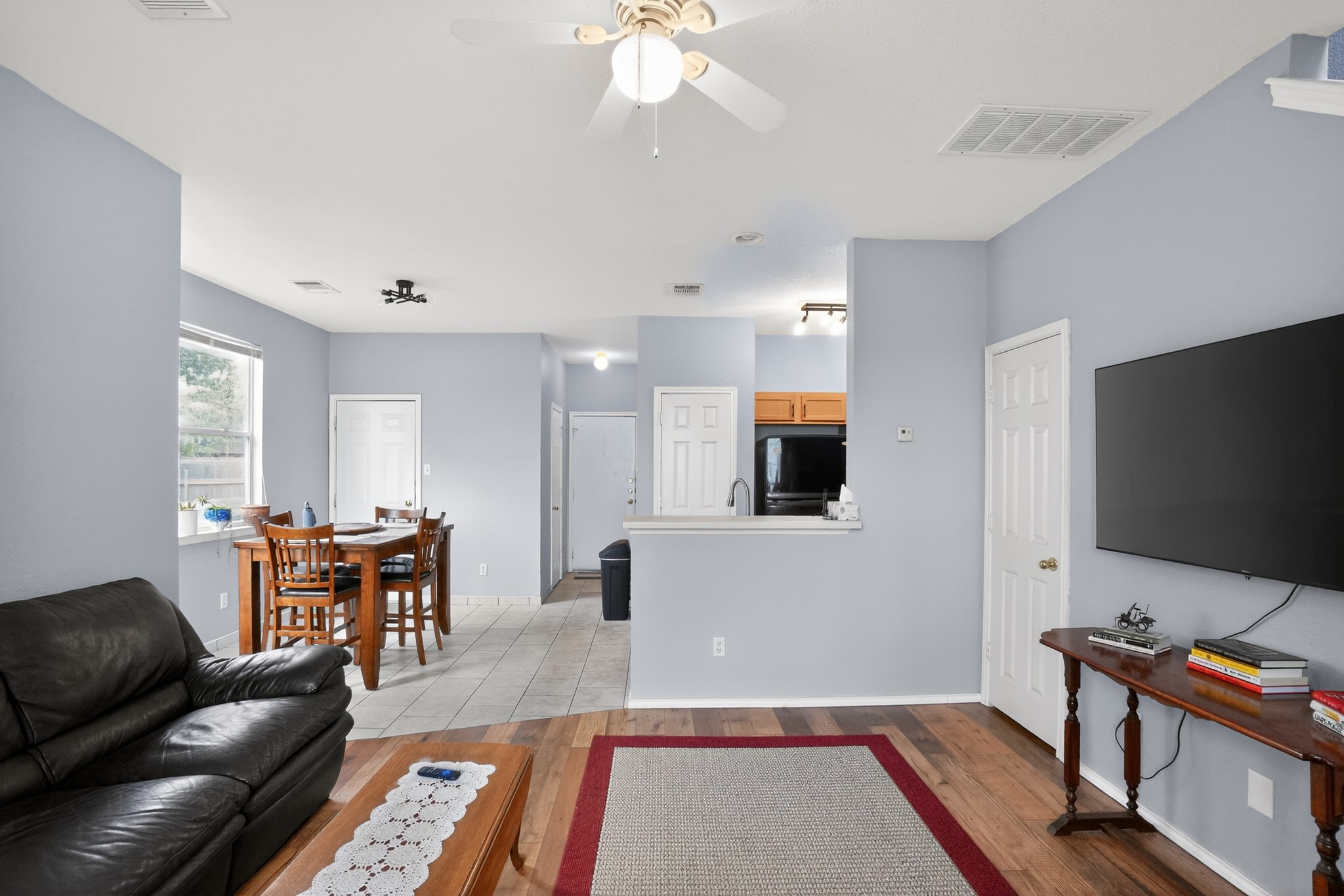 13808 Harris Ridge Boulevard Pflugerville, TX 78660 - Photo 11 of 40 a living room with furniture and a flat screen tv