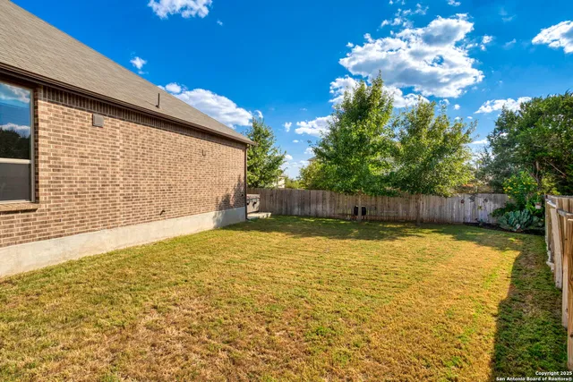 a view of a backyard