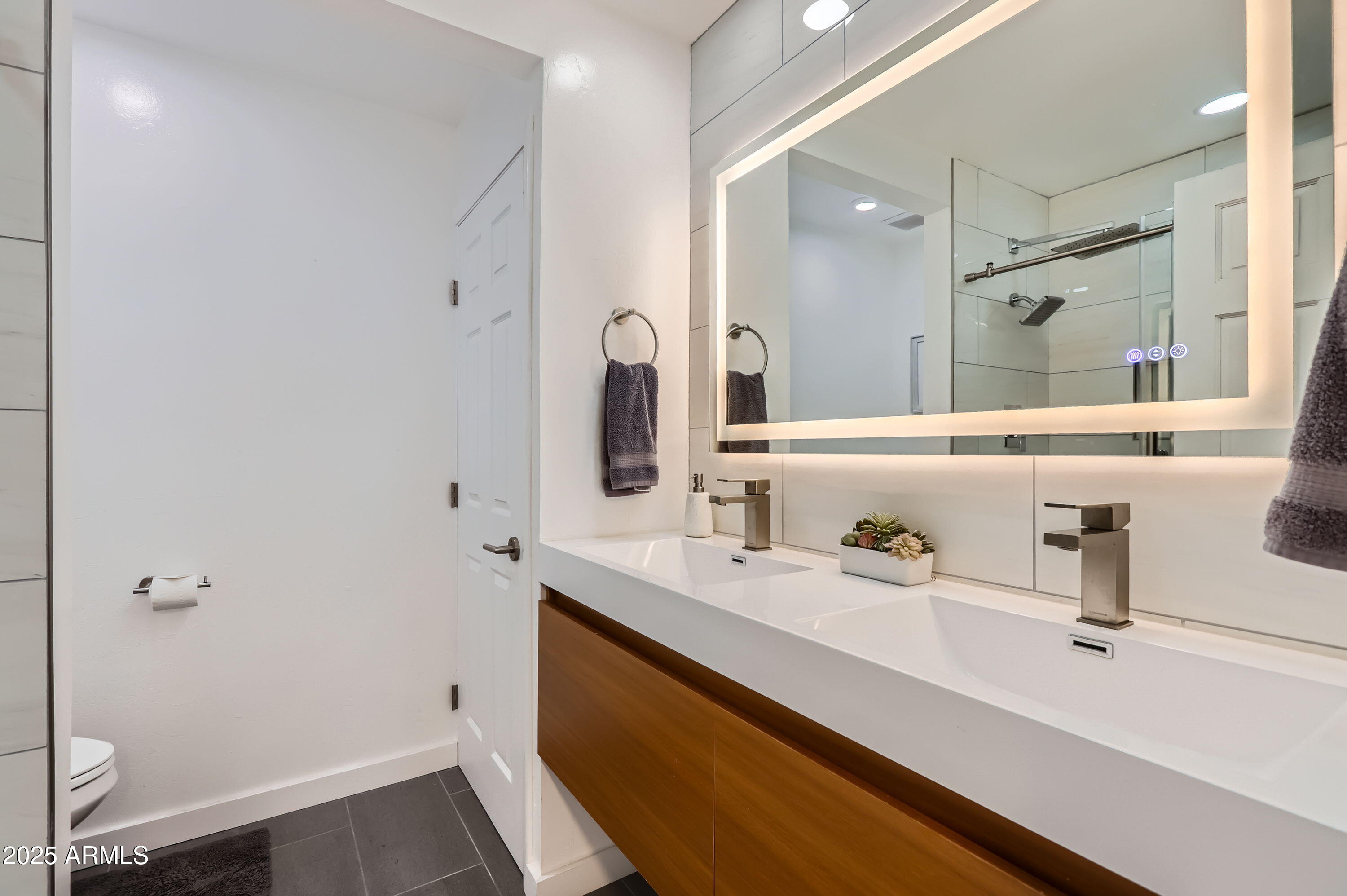 3002 North 32nd Street, Unit 13 Phoenix, AZ 85018 - Photo 6 of 26 Bathroom