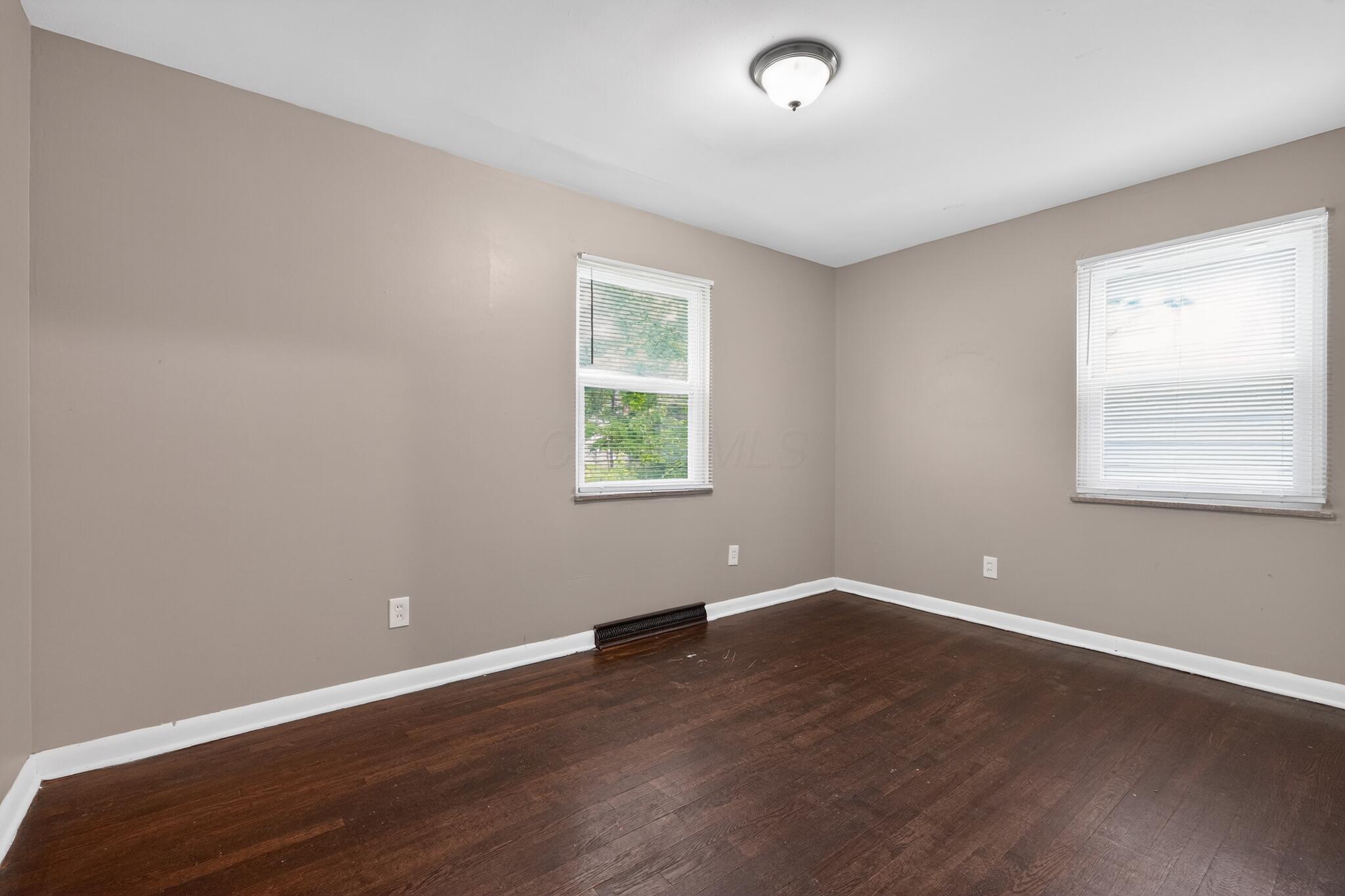 806 South Hampton Road Columbus, OH 43227 - Photo 10 of 30 10_806_S_Hampton_Rd-Living_room-n-12