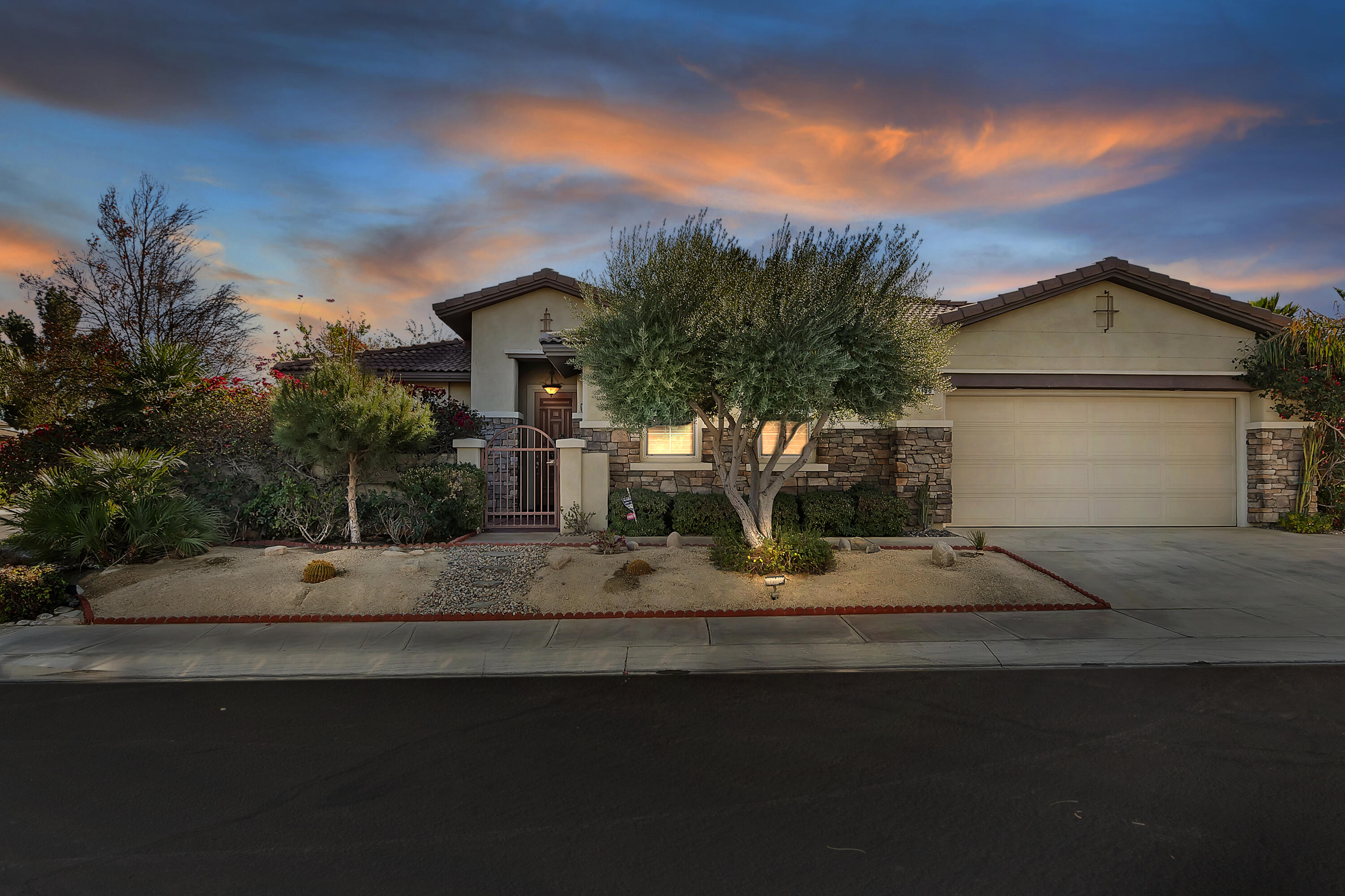198 Via San Lucia Rancho Mirage, CA 92270 - Photo 4 of 43 034_Twilight