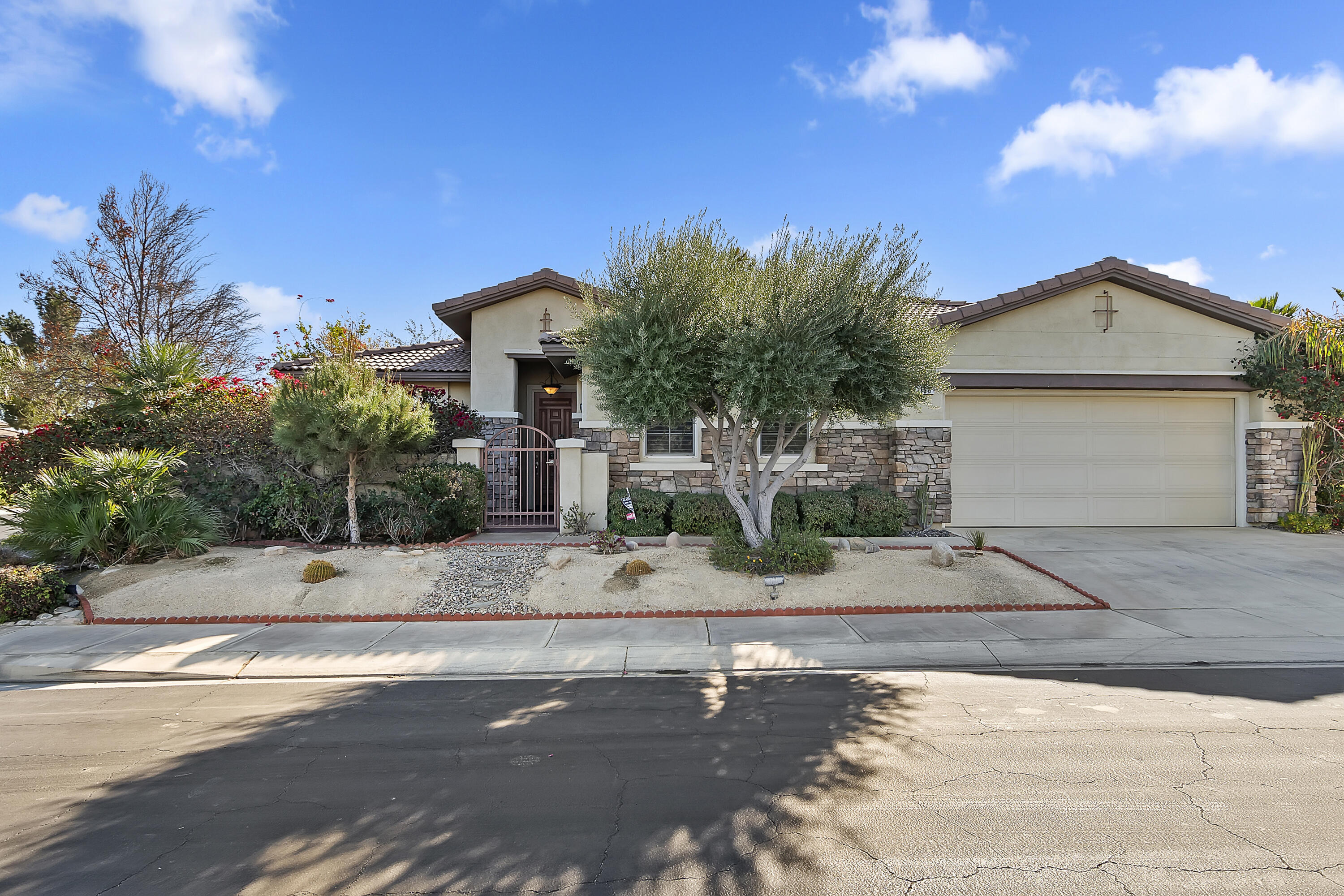 198 Via San Lucia Rancho Mirage, CA 92270 - Photo 5 of 43 Street view