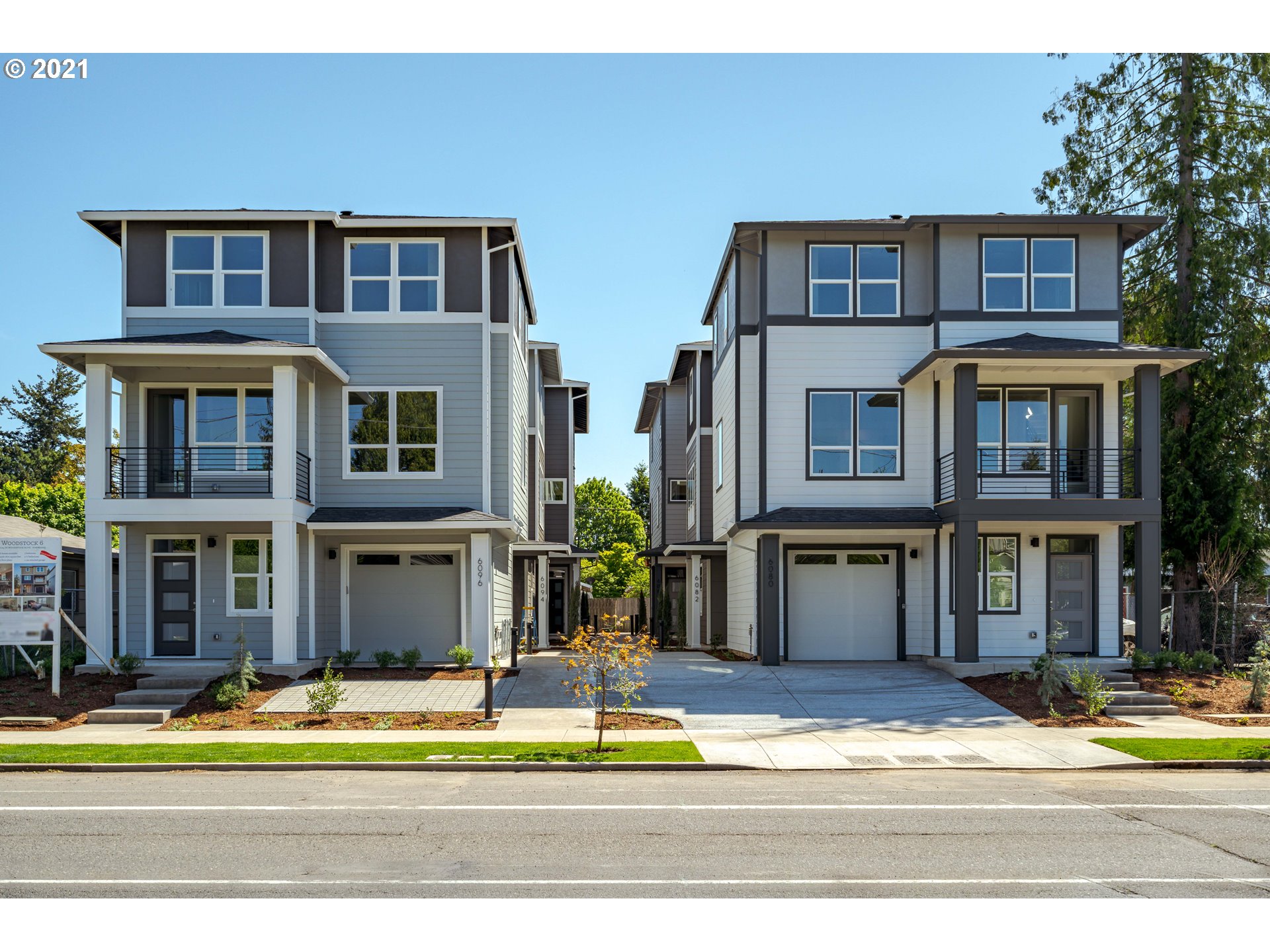 6096 Southeast Woodstock Boulevard Portland, OR 97206 - Photo 2 of 32