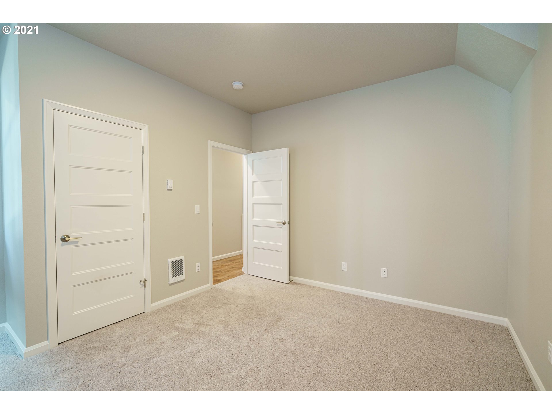 6096 Southeast Woodstock Boulevard Portland, OR 97206 - Photo 5 of 32