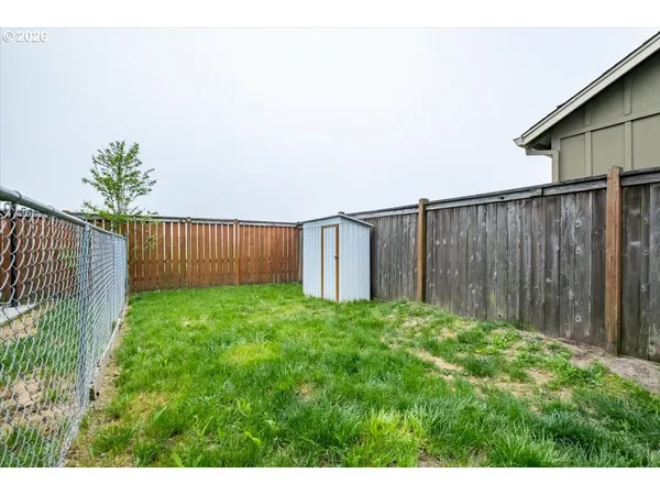 a view of a backyard