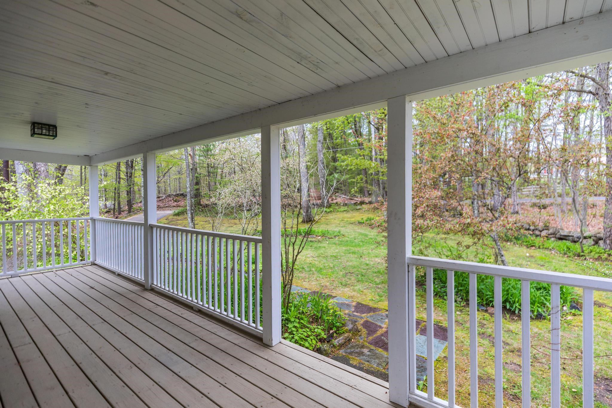 33 South Summer Street Nottingham, NH 03290 - Photo 2 of 44
