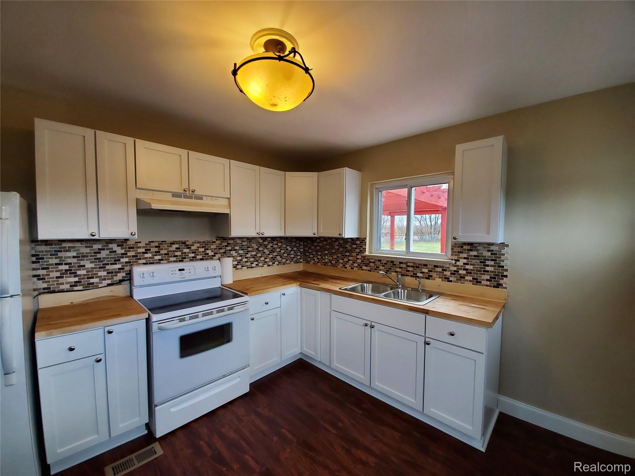 6024 Hopkins Road Flint, MI 48506 - Photo 13 of 29 20201123_135827(0).jpg