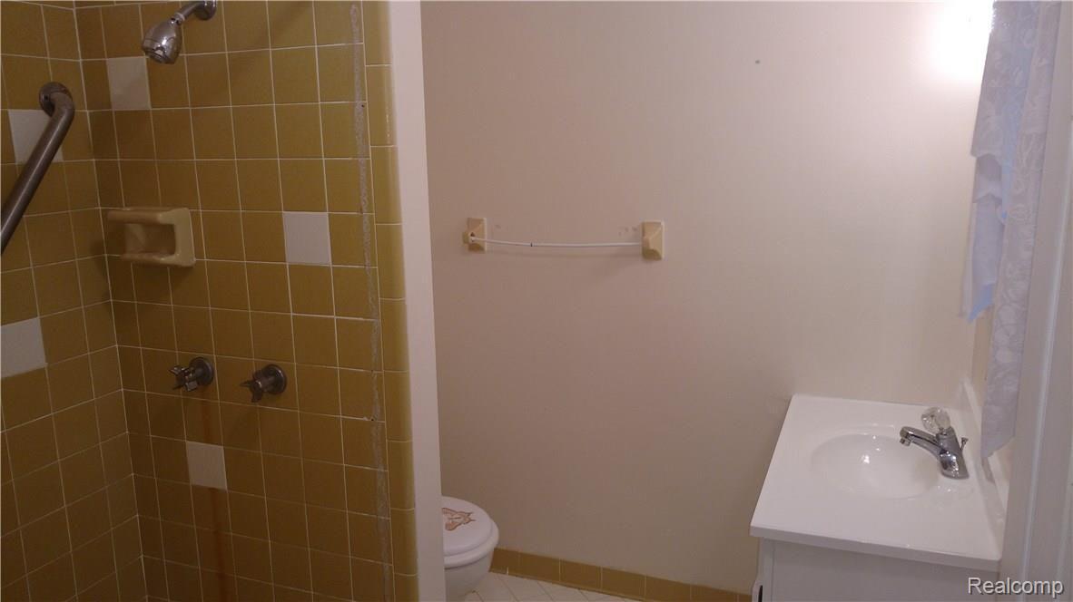 10191 Elms Road Montrose, MI 48457 - Photo 27 of 37 Master Bathroom 2