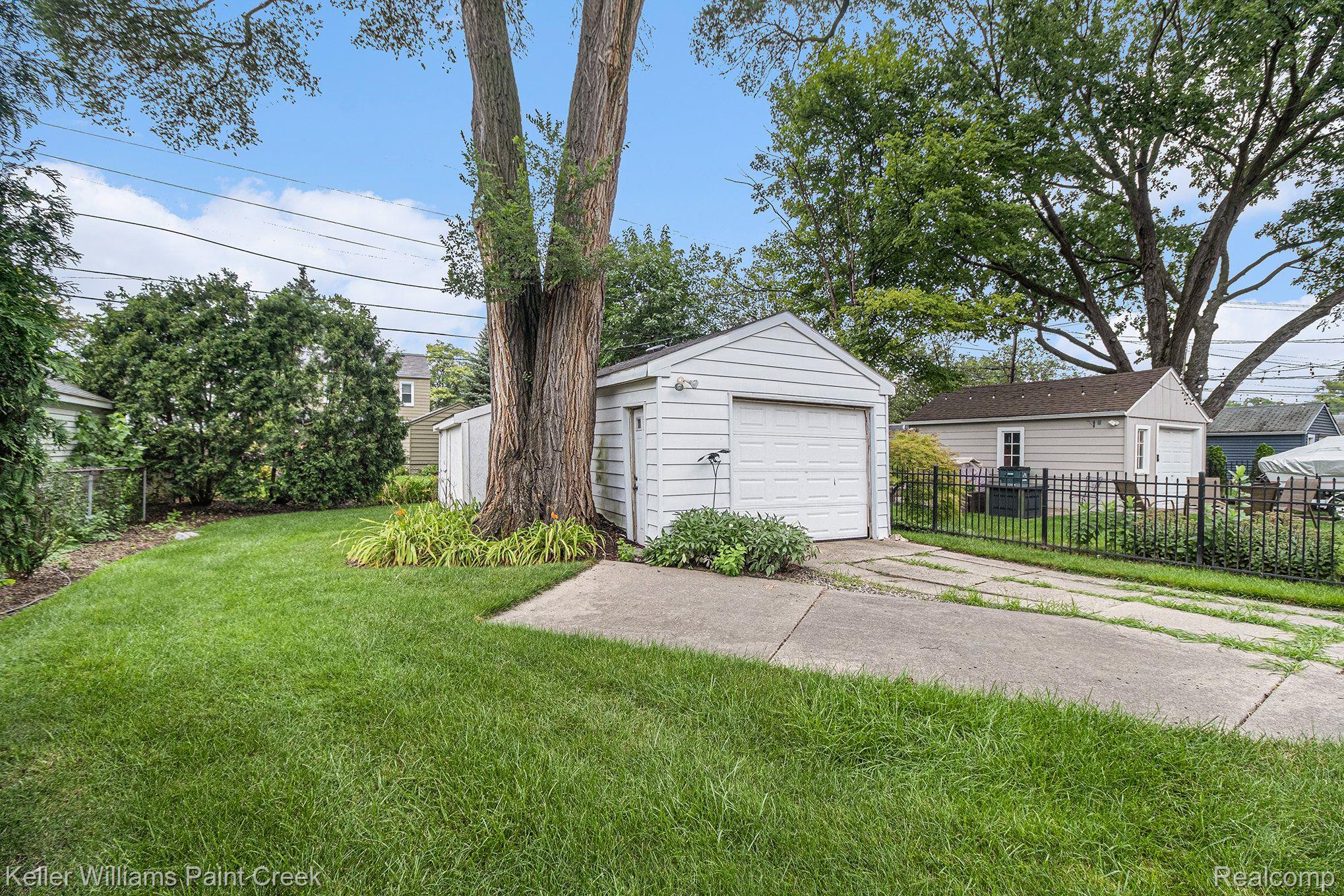 774 Columbia Road Berkley, MI 48072 - Photo 21 of 25 Detached 1 car garage with additional storage.